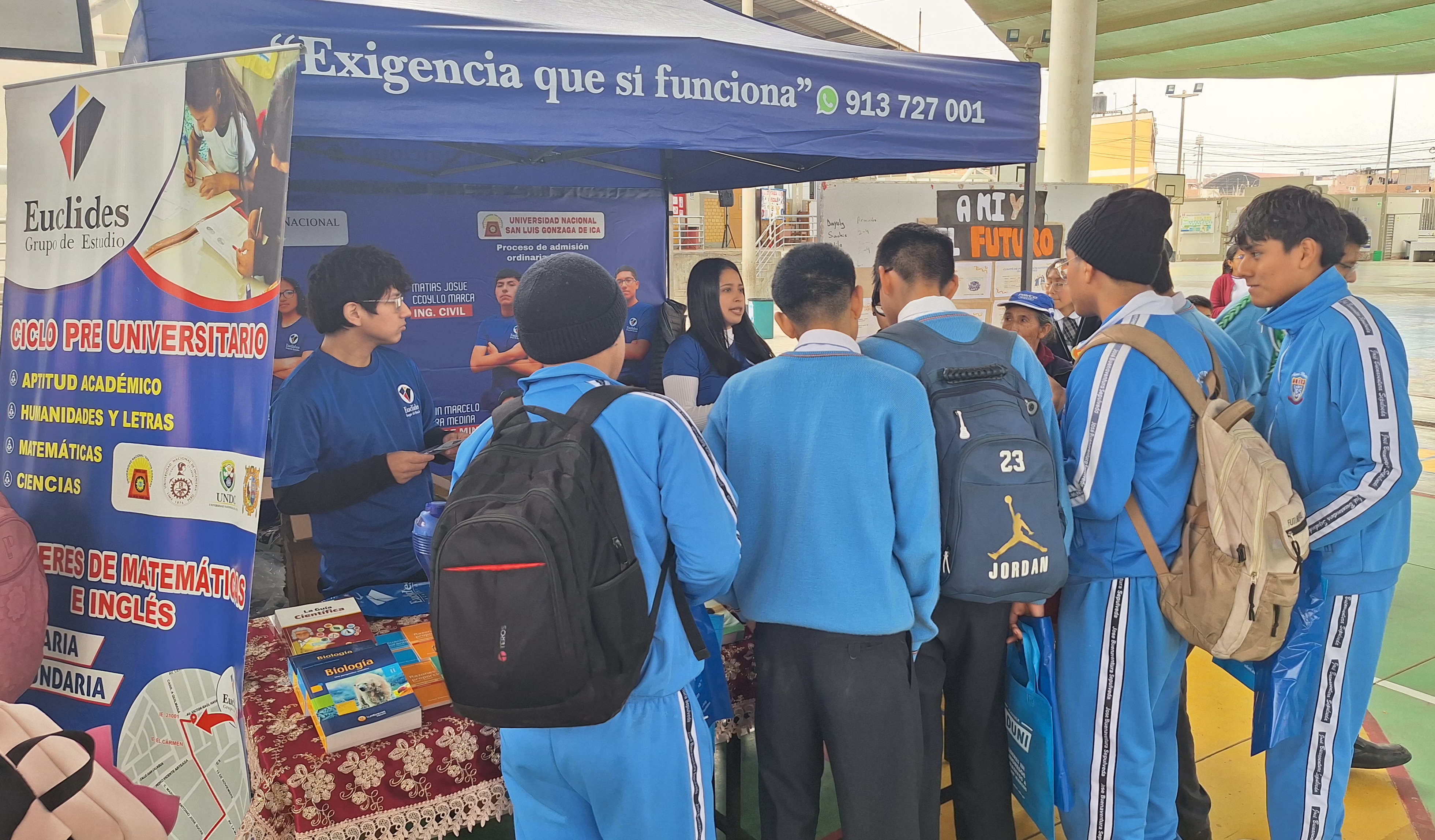 Estudiantes en charla de orientación vocacional