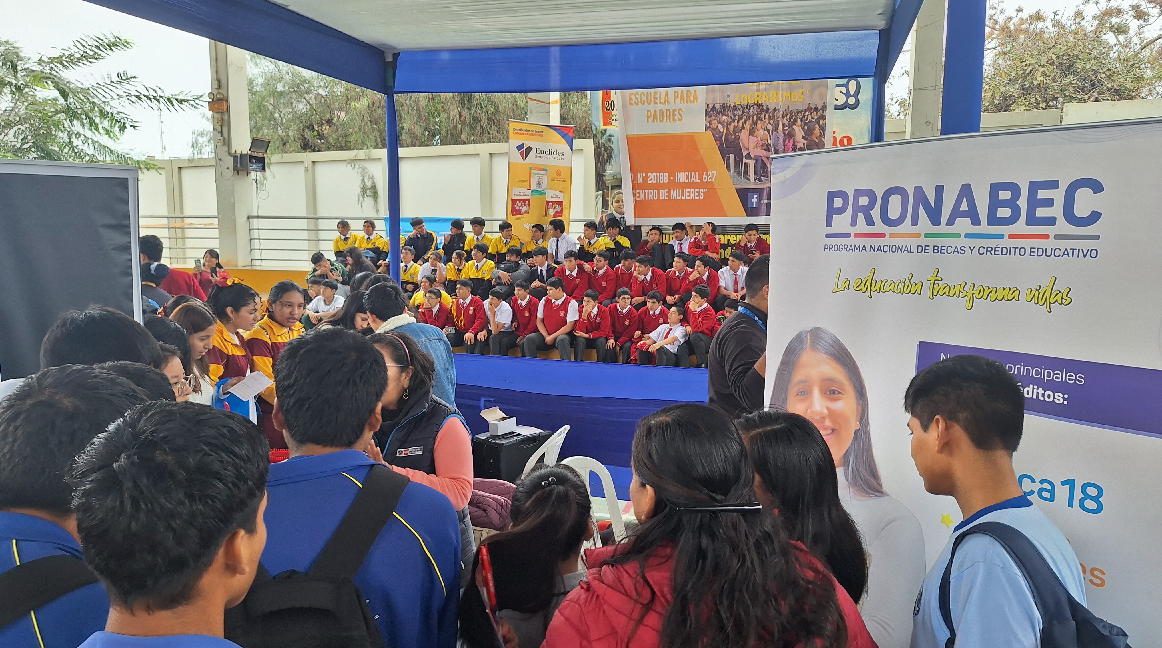 Participantes en la Feria Vocacional Cañete